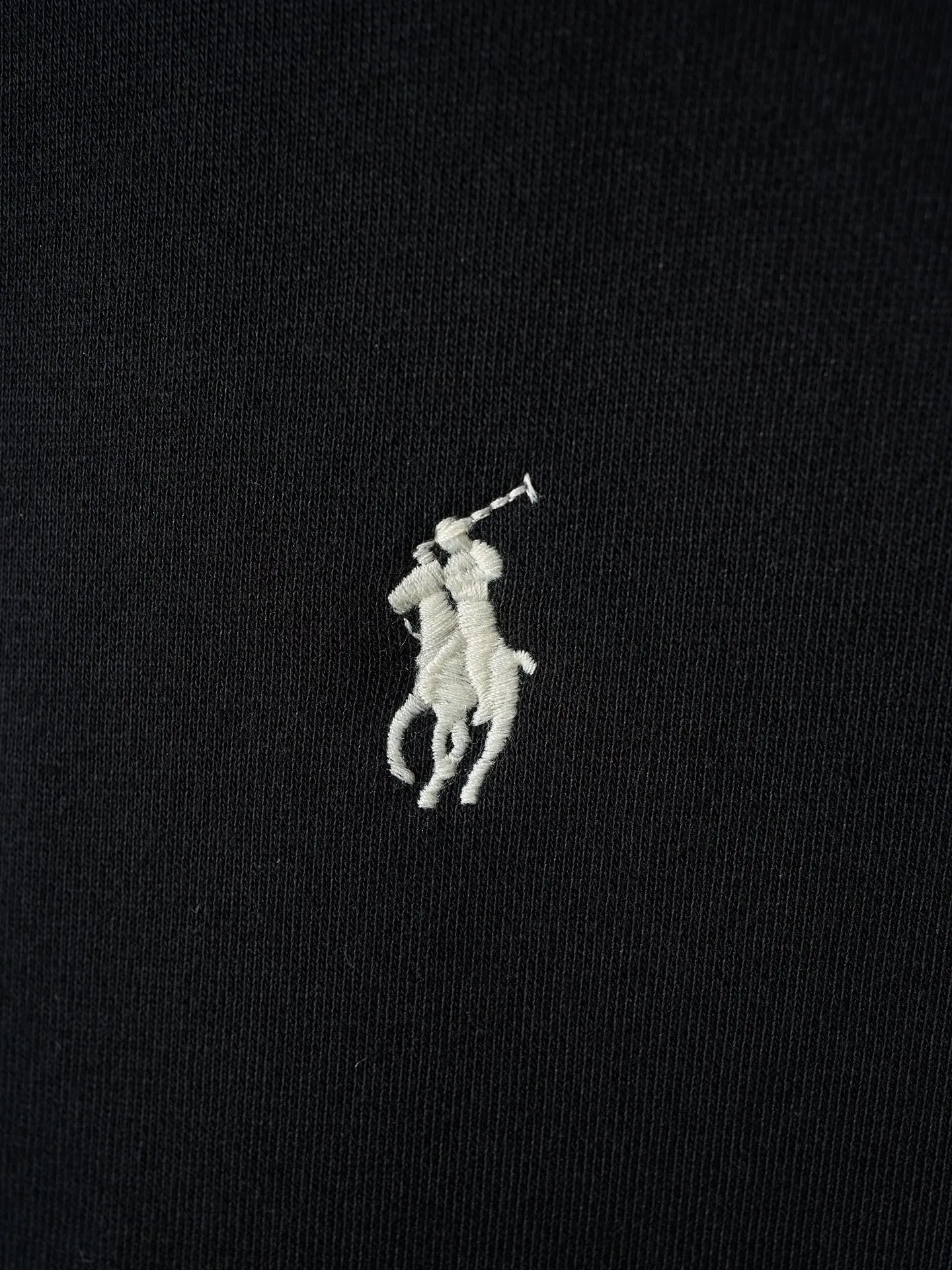 P290 Actual auction】Ralph Lauren/Ralph Lauren solid color pony logo embroidered round neck sweatshirt (black) [Ready stock] S M L XL custom cloud-like honey cotton fleece sweatshirt material with delicate feel and comfortable skin fit. A touch of midnight navy blue as the main color, exquisite red pony logo embellishment, full of recognition, with an atmosphere of freedom and vitality, a symphony of pure and smart colors, and outlining a high-end silhouette with extreme simplicity. Become the smart focus of vision and show your taste in silence. Use imported machine embroidery technology. Use advanced computer control system and precision mechanical components to realize the iconic pony embroidery operation. High precision. The lines are smooth and delicate. Adopt Hasuo technology. Use specific machines to sew. Hasuo has high fastness. It adds visual effects. It is time-consuming and labor-intensive. The fabrics have been washed and have a better hand feel. Not easy to deform. Not easy to shrink. Not easy to fade. Maintain long-term beauty and fit.